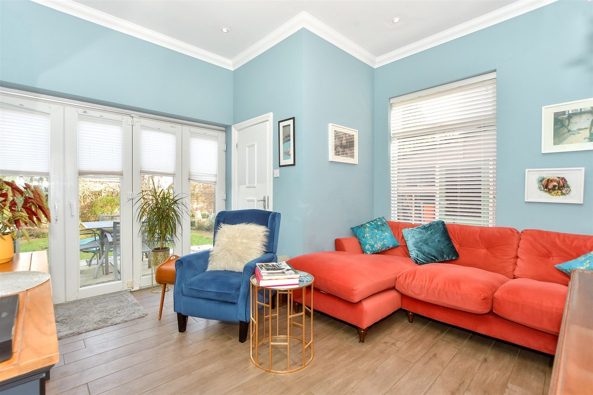 🏡 4 Bedrooms | Portsmouth, Hampshire

This terraced house with period features has been expertly and sympathetically crafted by it's current owners. The spacious accommodation of rooms, parking and outside space all make this a fantastic home.

👉 birdeye.cx/45eplp