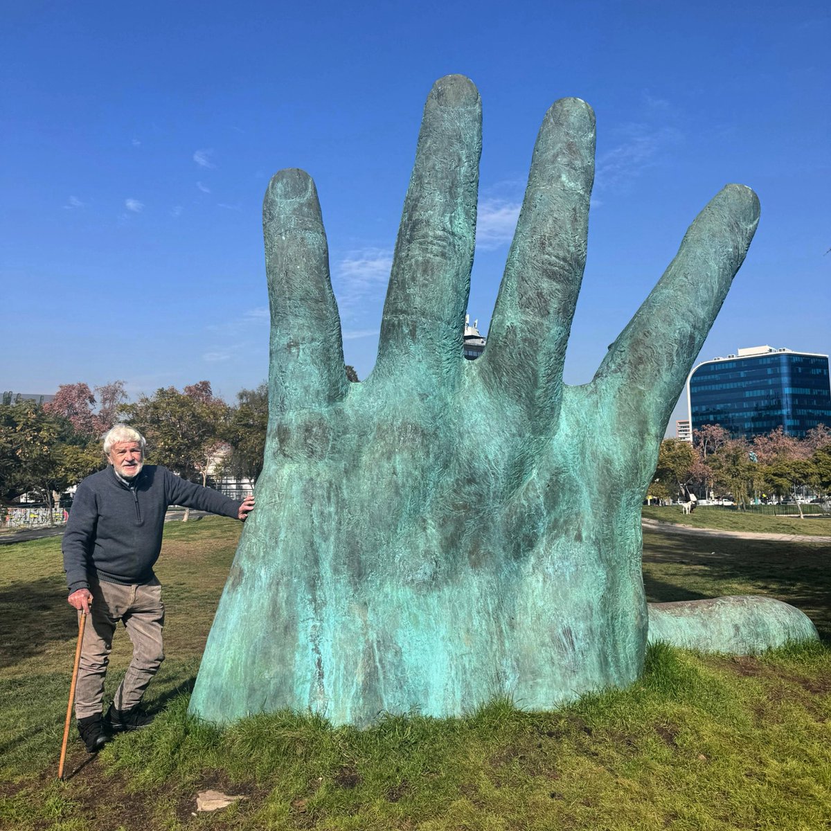 #ESCULTURA El destacado escultor chileno, Mario Irarrázabal visitó esta mañana su obra “Mano abierta” de Providencia que se encuentra en el Parque de las Esculturas de <a href="/Muni_provi/">Muniprovi</a> Te recordamos que puedes visitar este museo al aire libre, de lunes a domingo, de manera gratuita.