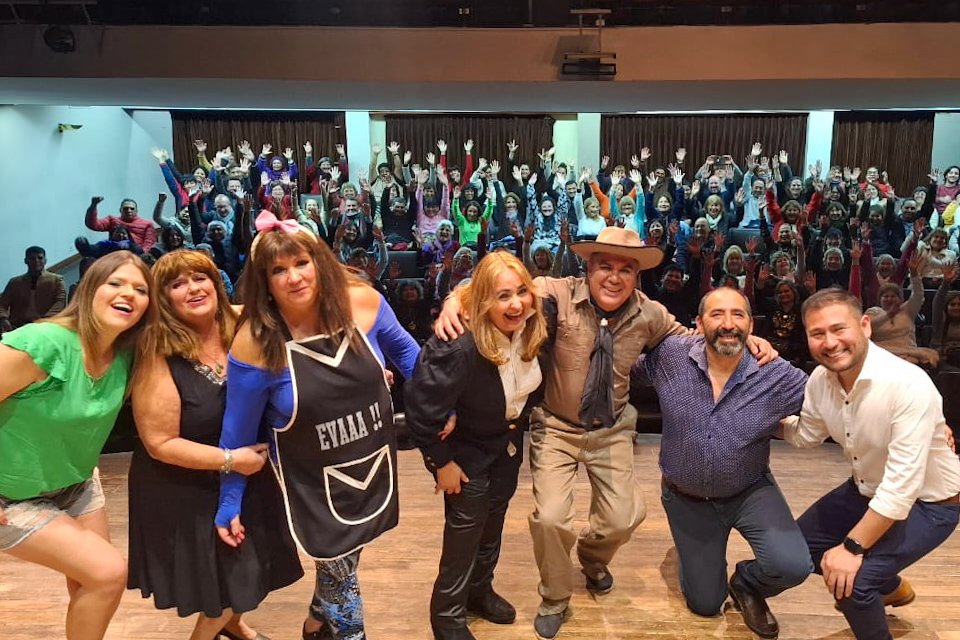 Algunas fotos de la última función de "Eva Tes" junto al grupo de teatro "El Altillo". En esta oportunidad estuvimos en el Teatro Fundación Salta. 🎭