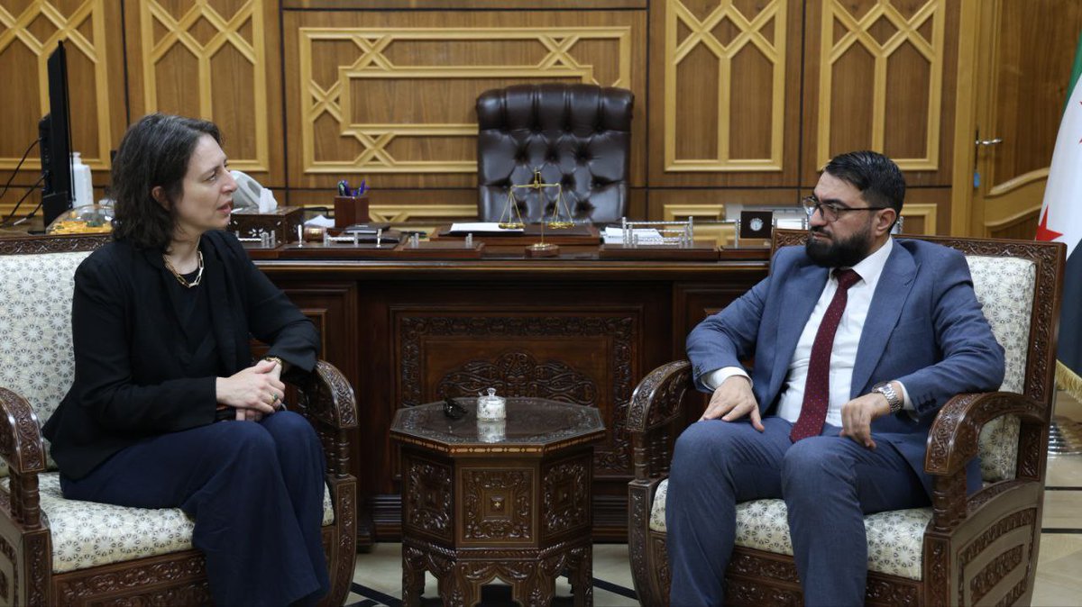 SyrMOfj's tweet image. وزير العدل يلتقي الممثلة البريطانية الخاصة لسوريا ويبحث معها سبل التعاون وتحسين الوضع في سوريا
ناقش وزير العدل السوري الدكتور "مظهر الويس" خلال لقائه مع السيدة "آن سنو" الممثلة البريطانية الخاصة لسوريا، عددًا من القضايا المهمة المتعلقة بالوضع الراهن في سوريا، وذلك في مقر وزارة…