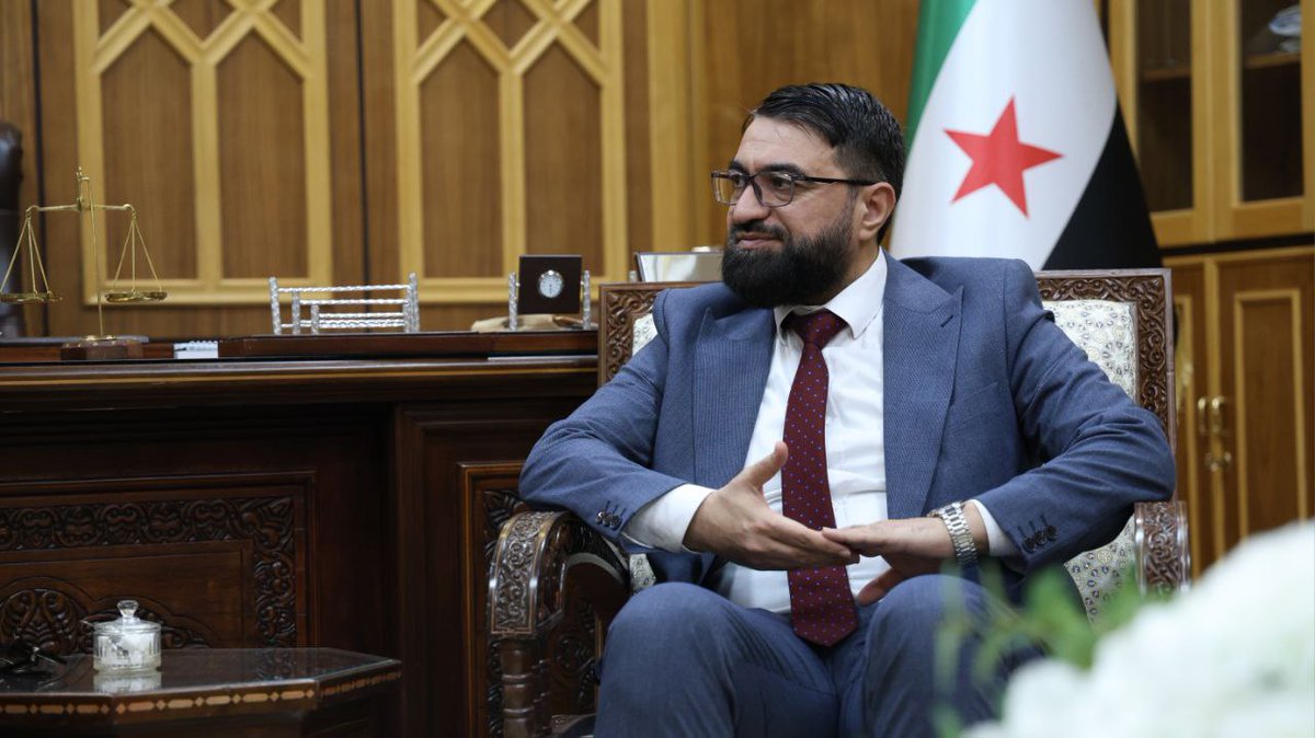 SyrMOfj's tweet image. وزير العدل يلتقي الممثلة البريطانية الخاصة لسوريا ويبحث معها سبل التعاون وتحسين الوضع في سوريا
ناقش وزير العدل السوري الدكتور "مظهر الويس" خلال لقائه مع السيدة "آن سنو" الممثلة البريطانية الخاصة لسوريا، عددًا من القضايا المهمة المتعلقة بالوضع الراهن في سوريا، وذلك في مقر وزارة…