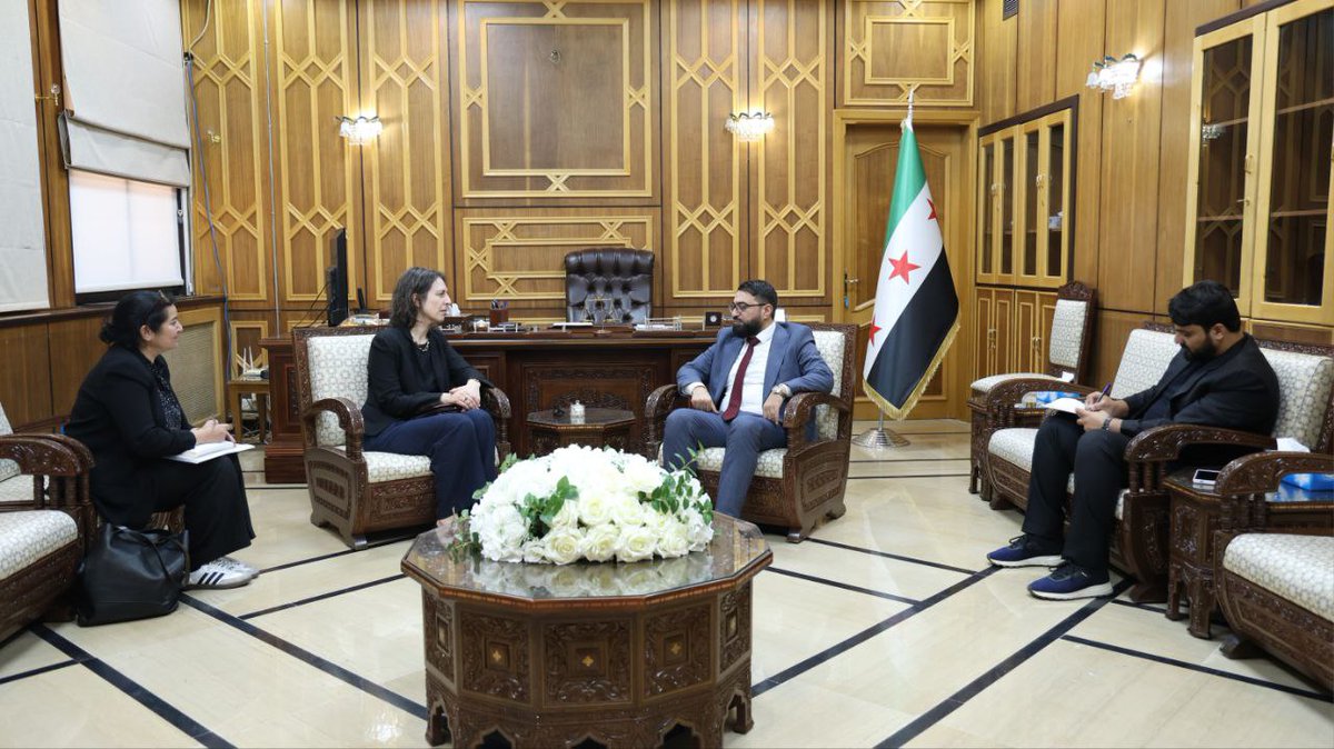 SyrMOfj's tweet image. وزير العدل يلتقي الممثلة البريطانية الخاصة لسوريا ويبحث معها سبل التعاون وتحسين الوضع في سوريا
ناقش وزير العدل السوري الدكتور "مظهر الويس" خلال لقائه مع السيدة "آن سنو" الممثلة البريطانية الخاصة لسوريا، عددًا من القضايا المهمة المتعلقة بالوضع الراهن في سوريا، وذلك في مقر وزارة…