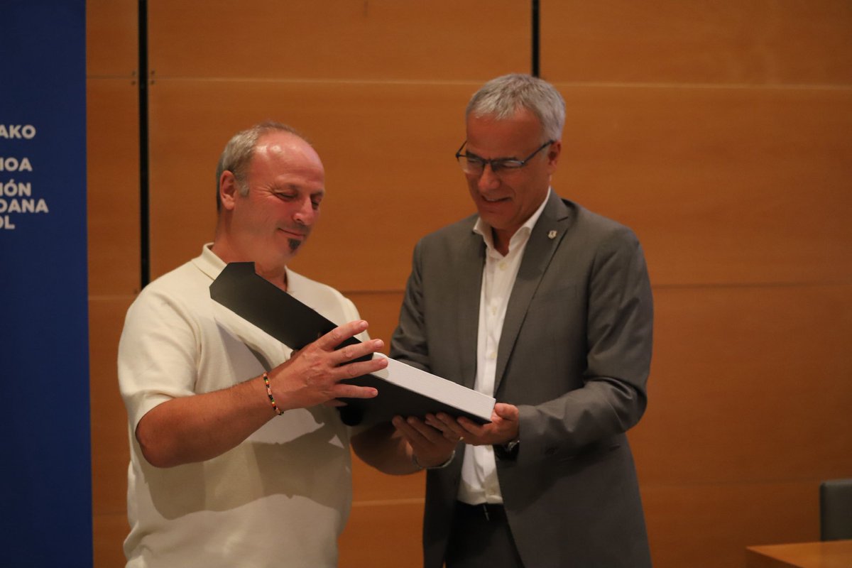 gipuzkoafutbola's tweet photo. Gipuzkoako Futbol Federazioak oroigarria eman dio @OiartzunKE_ -ri bere 50. urteurrenagatik.

La Federación Guipuzcoana de Fútbol ha entregado un distintivo al @OiartzunKE_  KE por su 50 aniversario.

ZORIONAK! https://t.co/Z3zxPgXreI