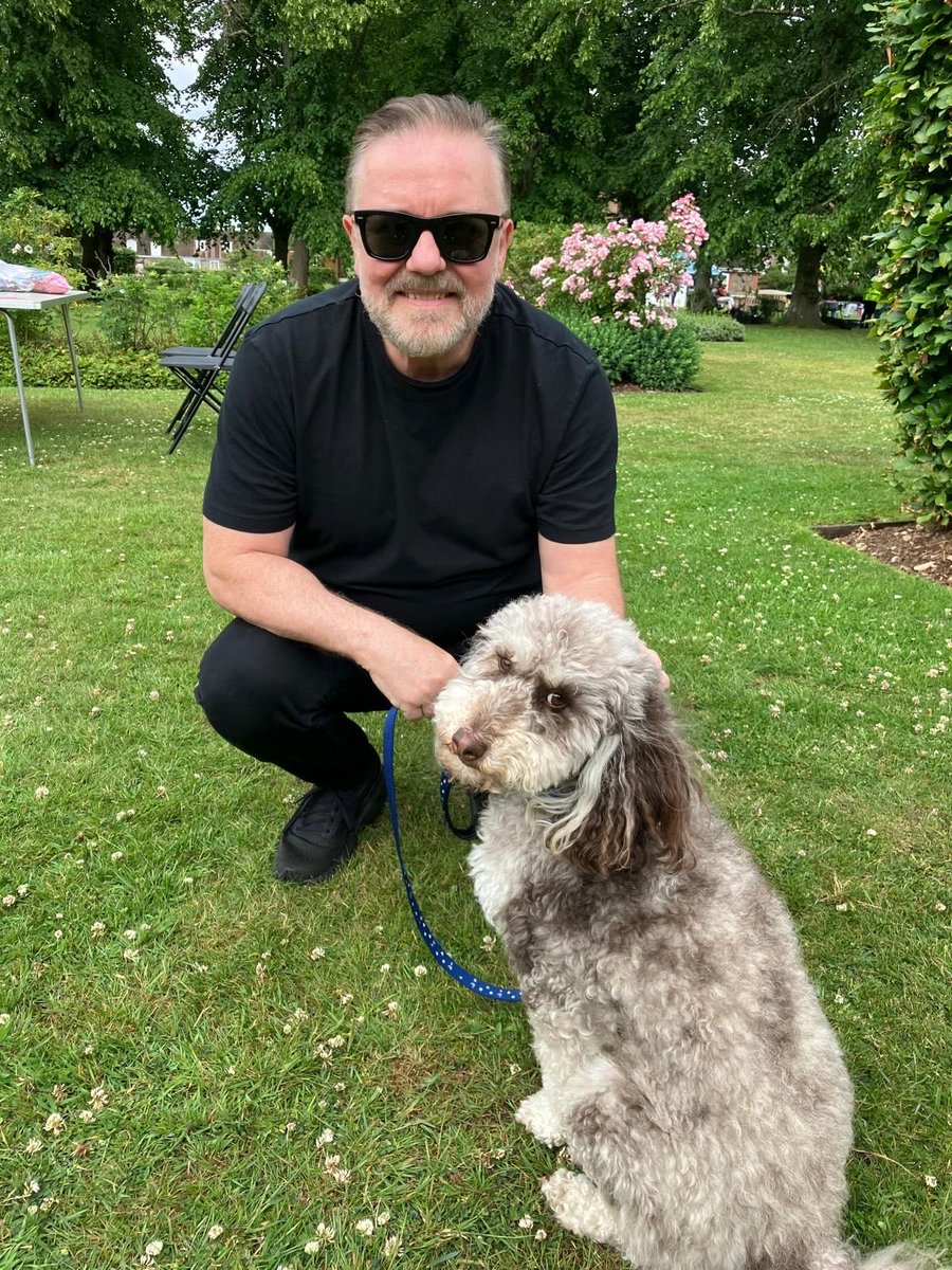 AllDogsMatter's tweet image. Wishing the amazing @rickygervais a wonderful Birthday today from all of us & of course Smokey the dog 🐾🎂