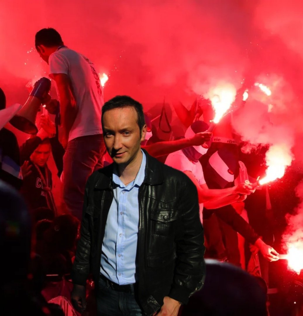 "Aha ils sont trop oufs avec les fumigènes ! Tu sais comment il s'appelle le mec avec la cagoule mec ?"