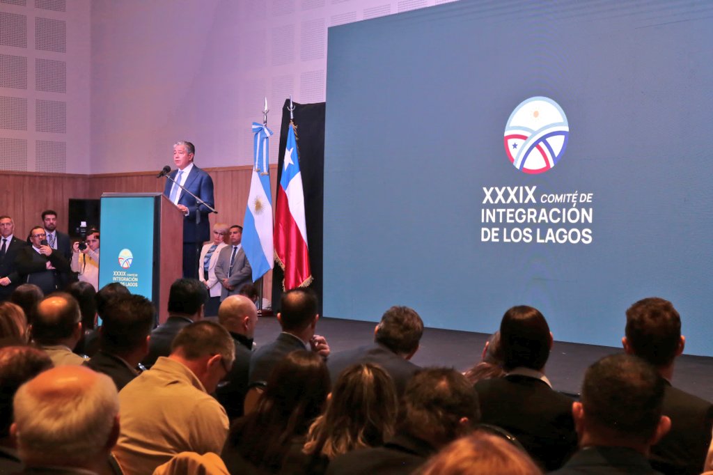 OLlancafilo's tweet photo. #Argentina🇦🇷 #Chile🇨🇱 #Neuquén
XXXIX Comité Integración de Los Lagos. Neuquén Junio 2025.
Excelente evento para regiones de Chile y provincias Argentinas.
Felicitaciones Gobernador @Rolo_Figueroa y a todo el equipo que trabajó en la organización, un placer acompañarlos.
Hoy Neuquén sede de jornadas que permitirán la planificación de acciones conjuntas entre ambos países. Energía, vías de comunicación, ampliación y mejoras de pasos fronterizos entre otros temas.
El Comité de Integración de los Lagos se integra por representantes de las provincias argentinas de Neuquén, Río Negro, Chubut y Bahía Blanca, y de las regiones chilenas de Ñuble, Biobío, Araucanía, Los Ríos y Los Lagos. Además, participan autoridades nacionales de ambos países, como embajadores, cónsules, gobernadores e intendentes, así como empresarios y representantes de diversas instituciones.
Se trata de un espacio clave para dialogar y avanzar en una agenda común de esta región de ambos países que muchas veces no son la prioridad de los gobiernos nacionales, desaprovechando un potencial único que incluso sirva como puente para unir el Atlántico con el Pacífico, contribuyendo a la diversificación de las matrices económicas y sociales de ambos países.
