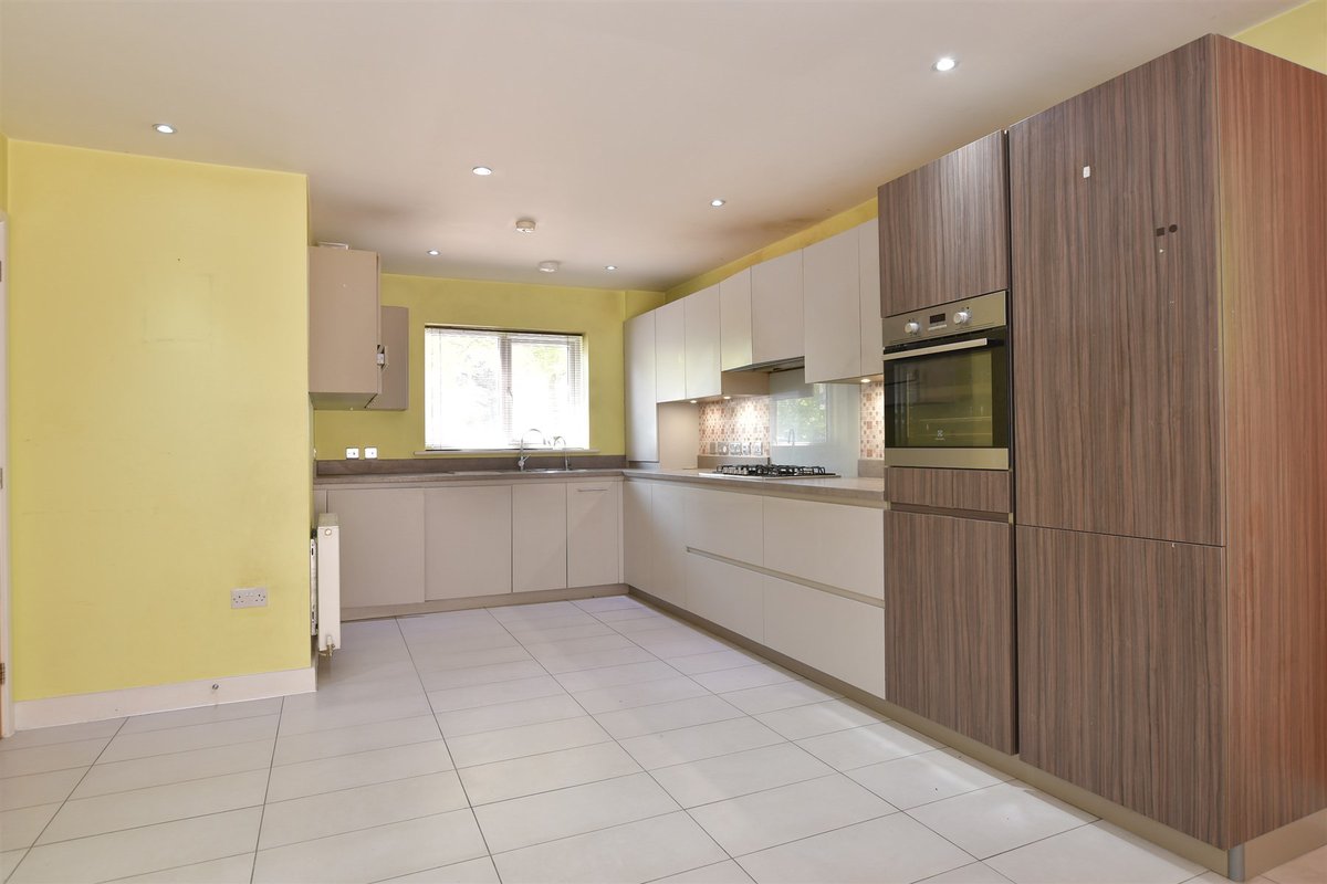 🏡 3 Bedrooms | Basildon, Essex

This well-presented semi-detached house offers the ideal blend of convenience, comfort, and contemporary living. Step inside to discover a stylish open plan living space, ideal for both relaxing and entertaining.

👉 birdeye.cx/qlcg7d