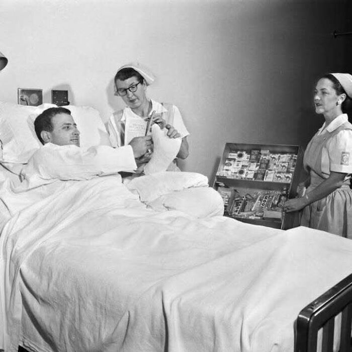 RelatocuriosoK's tweet photo. - Un paciente comprando cigarrillos desde su cama de hospital, década de 1950. https://t.co/cCJ3zHQUHQ