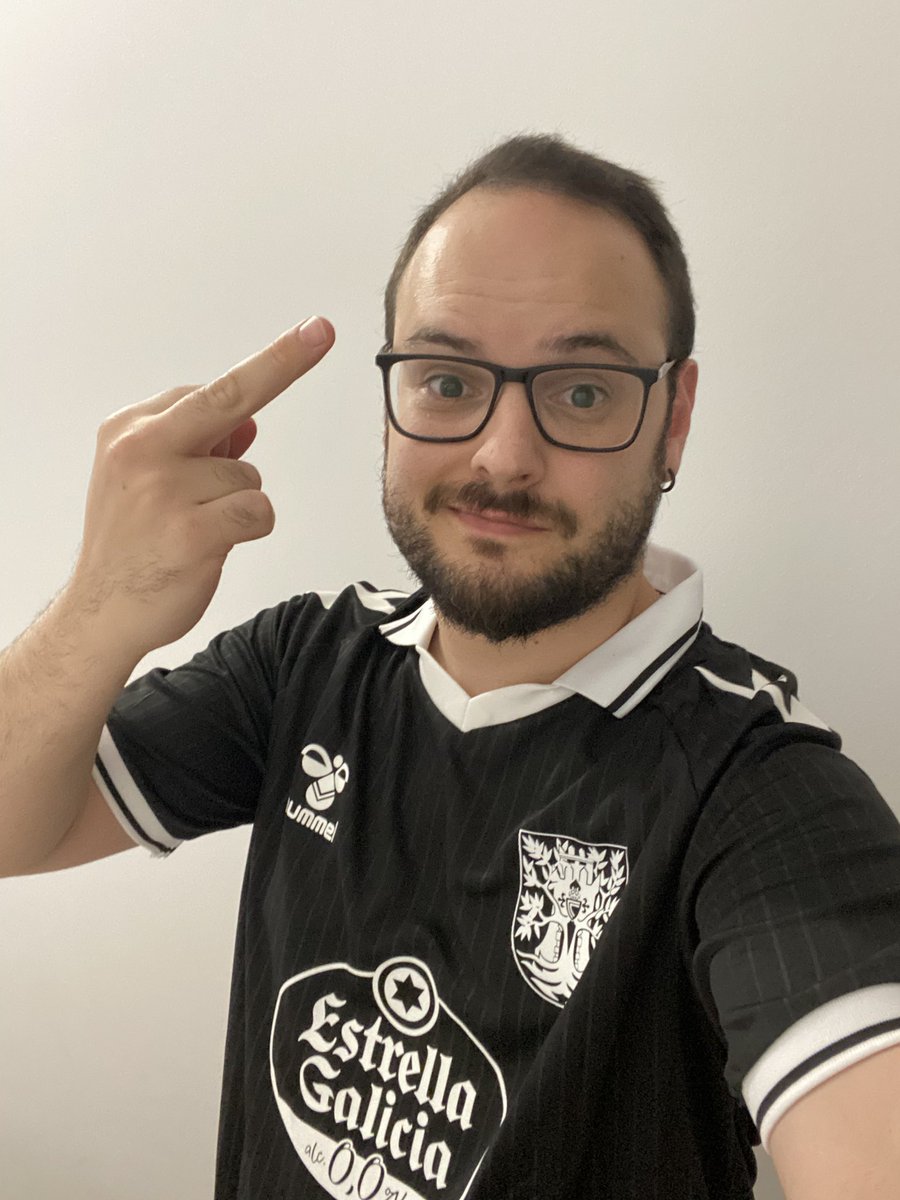 KromowFutbol's tweet image. Camisetón BRUTAL que he recibido de @DonQuijoteDeLaC por haber ganado a la mayoría de paquetes que jugaban la DonquiLeague jeje

Y esta peineta es para ti César, que es lo único que he recibido después de hacerte rico y famoso. MAMONAZO.

#Págame 😘