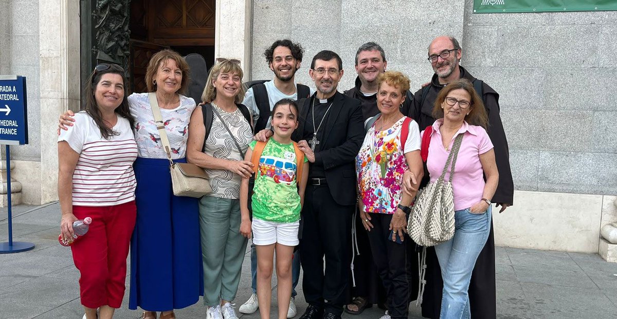 El pasado 31 de mayo las familias de la parroquia de Cristo de la Paz se unieron a la peregrinación de la esperanza hacia la Catedral de Nuestra Señora de la Almudena, iglesia jubilar en la ciudad de Madrid.  buff.ly/aRObIi1