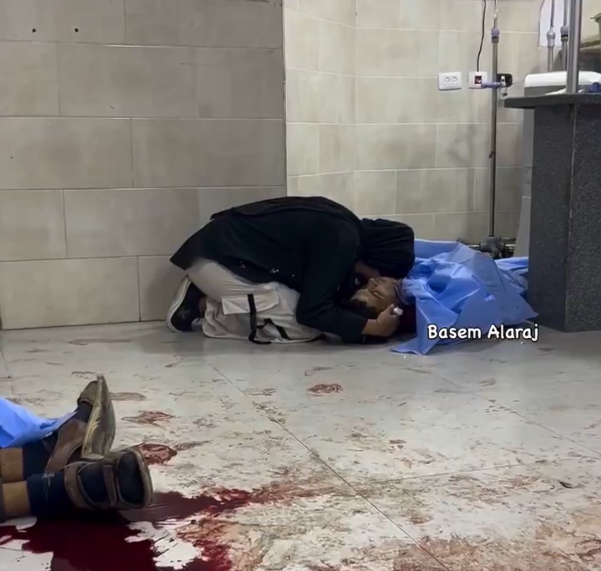 تزوجوا حديثاً.

فتاة فلسطينية خلال وداع زوجها الذي استشهد بمجزرة الاحتلال بحق منتظري المساعدات وسط قطاع غزة