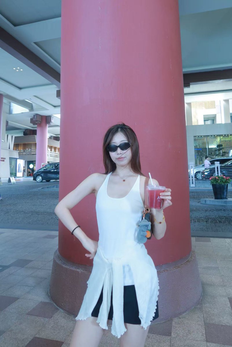 dodgenancy1's tweet photo. new sunglasses@lespecs https://t.co/AQbyV4fN0C