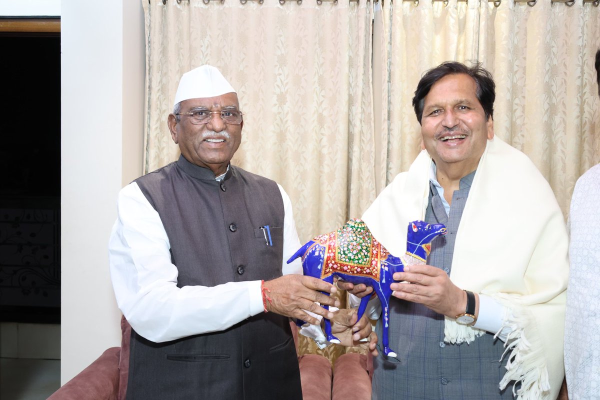 MPLodha's tweet photo. आज संध्याकाळी छत्रपती संभाजी नगर येथे विमानतळावर आगमन झाले. त्यानंतर राजस्थानचे राज्यपाल व महाराष्ट्र विधानसभेचे माजी अध्यक्ष मा. हरिभाऊ बागडेजी यांची, त्यांच्या निवासस्थानी सदिच्छा भेट घेतली.

#Maharashtra https://t.co/y4U52MlMIp