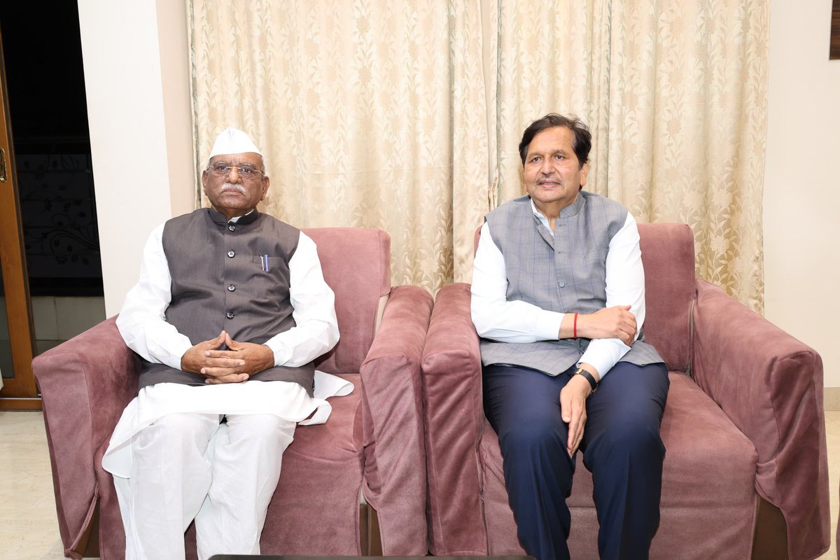 MPLodha's tweet photo. आज संध्याकाळी छत्रपती संभाजी नगर येथे विमानतळावर आगमन झाले. त्यानंतर राजस्थानचे राज्यपाल व महाराष्ट्र विधानसभेचे माजी अध्यक्ष मा. हरिभाऊ बागडेजी यांची, त्यांच्या निवासस्थानी सदिच्छा भेट घेतली.

#Maharashtra https://t.co/y4U52MlMIp