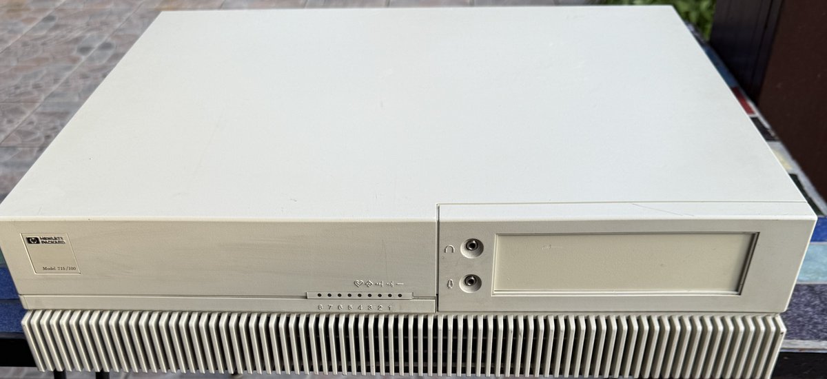 Here the HP PA RISC workstation 715/100 from outside…