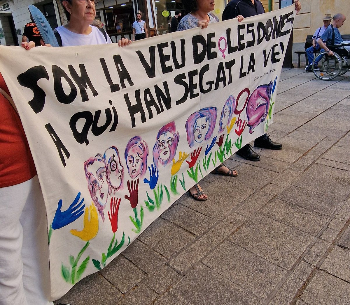 Avui <a href="/ccoovormaros/">CCOO VORMAROS | ☎️933 100 000 💻consulta.ccoo.cat</a> donant suport, com cada 25 de cada mes al <a href="/teixitdonesMt/">Teixit de Dones Mataro 🌍♀️</a>  concentració davant de <a href="/matarocat/">Ajuntament de Mataró</a>  l'Ajuntament de Mataró, recordem totes les  dones assassinades per violència Masclista en aquest 2025, 44 dones.