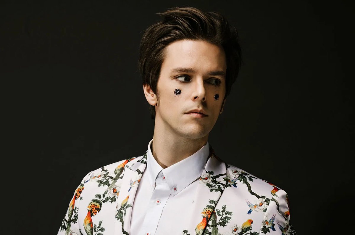 idkhowhq's tweet image. BREAKING: a concrete target orb has begun rolling toward bass and vocalist Dallon Weekes.