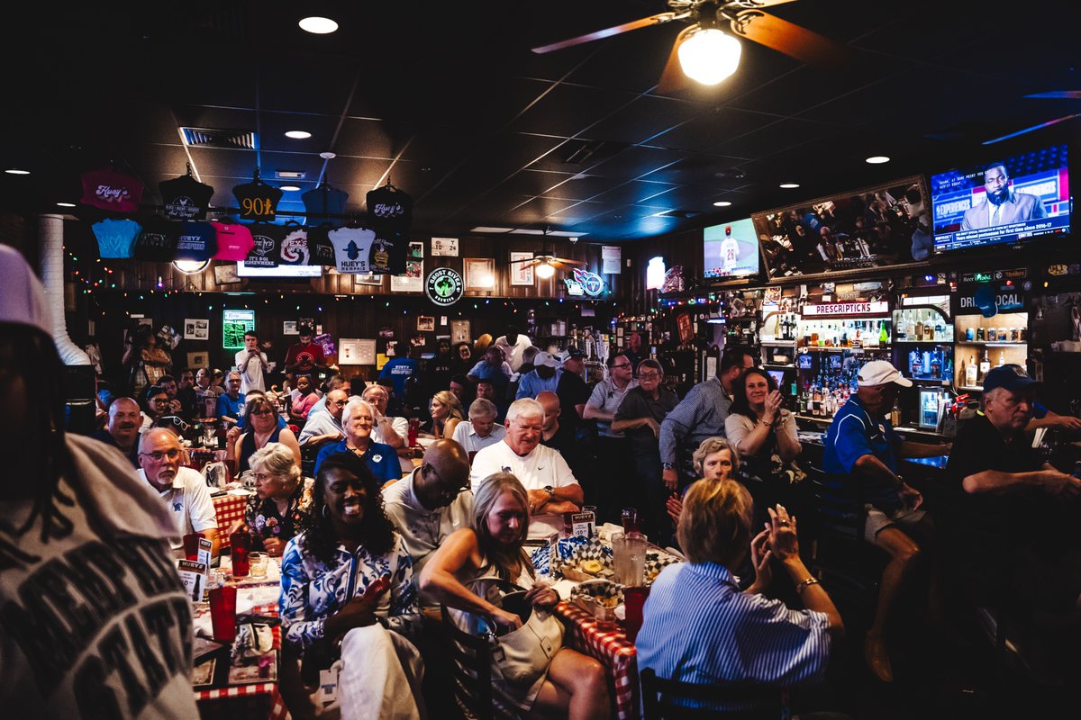 UofMTennis's tweet image. ๐ป๐๐๐๐๐ ๐ป๐๐๐๐ ๐ป๐๐๐๐๐ ๐พ
Thank you to everyone who came out to Huey's for last night's Tigers on Tour!
#GoTigersGo