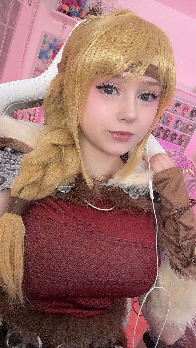 Live now as Astrid 🥳
Playing games and reacting!! 
twitch.tv/upminaa