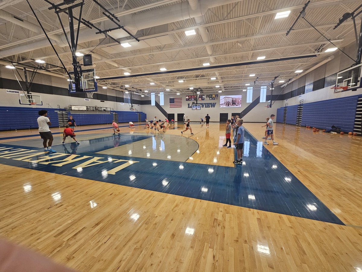 lbavikinghoops's tweet photo. Great group of kids putting in work with @CoachBarnes1 @gvbacademy @JRD_Huskers this morning! We greatly appreciate their time coming to help our youth! Just starting with the 2nd group after lunch! https://t.co/rmoM089vg8