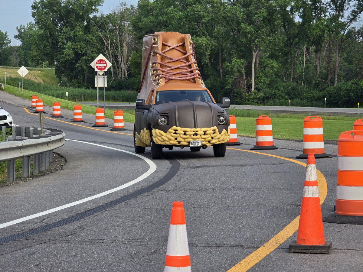NYSThruway's tweet image. 🥾 What's this all a-boot?? You just never know who (or what) will drive through. 👀 the @LLBean Bootmobile in Utica on Monday. #Upstate #upstateny #summer