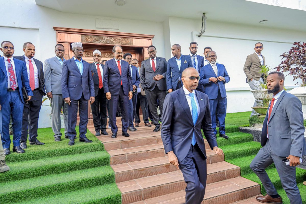 FaysalHayle's tweet image. Madaxweyne HSM.
Maanta ayuu ogaaday in aan waqti badan u harin waana camalka villa Somaliya ee ma ahan shaqsi jeceyl ama shaqsi naceyb.
Afarta qodob ee uu HSM ogolaaday maanta dib loogama noqonayo.
Thanks president Sharif Ahmed