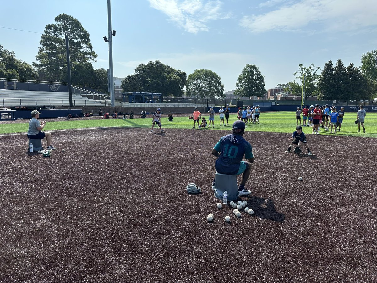 HawkBSBAcademy's tweet image. A lot of fun being had at Brooks Field the past 3 days! One more to go! #LittleSeahawksCamp
Register for July and August Little Seahawks Camp at seahawkbaseballcamps.com!
