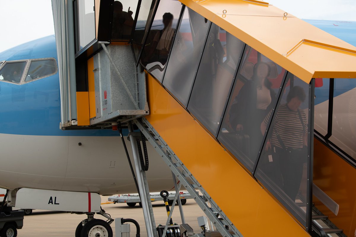 De eerste repatriëringsvlucht met 96 gestrande Nederlandse reizigers uit Israël is zojuist geland in Eindhoven. Blij dat deze mensen na een onzekere tijd weer veilig terug zijn. Het ministerie werkt momenteel hard aan de repatriëring van een tweede groep Nederlanders uit Israël.