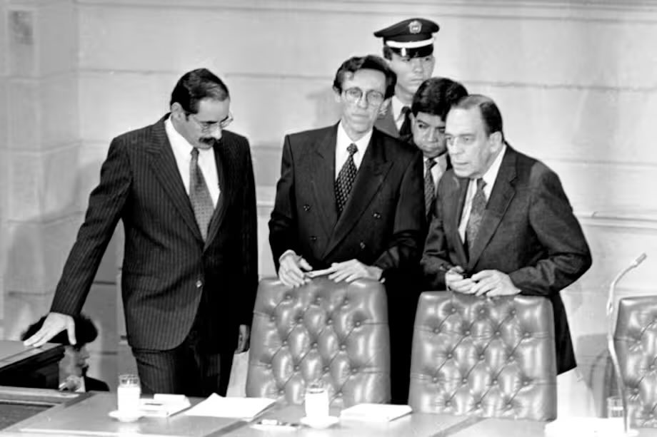 ¿Vamos a cambiar una Constitución hecha por Álvaro Gómez, Horacio Serpa y Navarro Wolf, entre muchos otros notables y estadistas, por una hecha por Benedetti, Montealegre, Isabel Zuleta y Susana Boreal, entre muchos otros impresentables? Seguro David Racero la redacta mejor…
