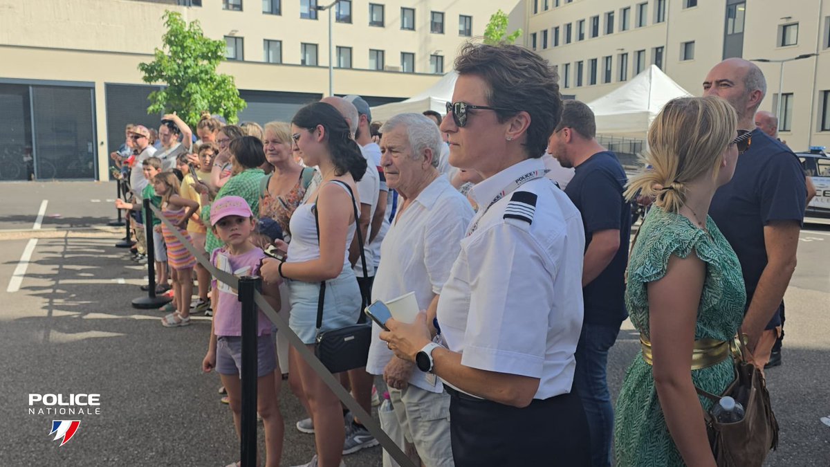 Police Nationale 42 (@policenat42) on Twitter photo #securite
Aujourd'hui <a href="/PoliceNat42/">Police Nationale 42</a> fêtent leurs voisins. Rencontres avec les 👮♀️👮♂️. Un joli moment de partage et d'échange au Commissariat central de Saint Etienne. #securite
Aujourd'hui <a href="/PoliceNat42/">Police Nationale 42</a> fêtent leurs voisins. Rencontres avec les 👮♀️👮♂️. Un joli moment de partage et d'échange au Commissariat central de Saint Etienne.