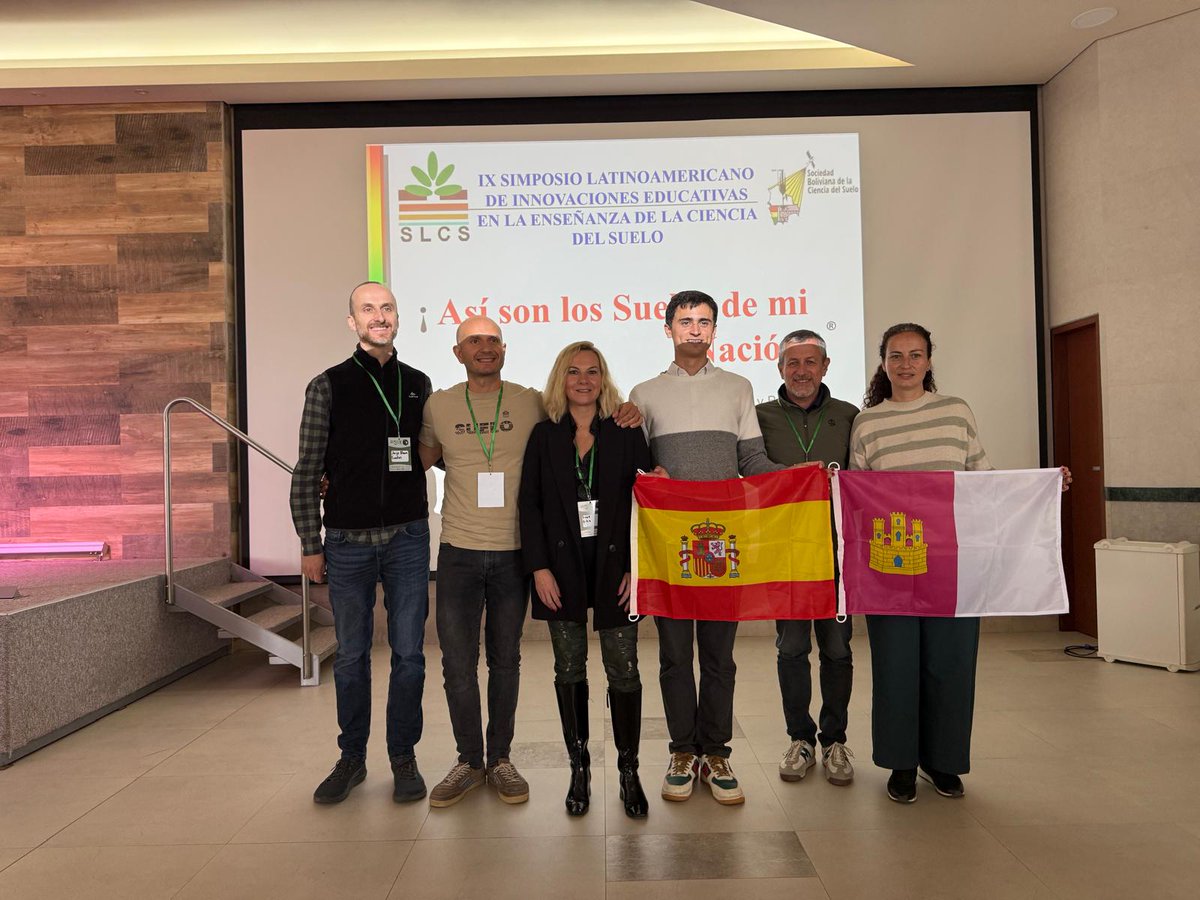 La SECS ha estado presente en el Simposio de Innovaciones Educativas del #CLACS2025, acompañando a Arturo Palomino, estudiante de 2º de Bachillerato, y a su profesora Ana Belén Yuste, del IES Consaburum (Consuegra, Toledo), en Santa Cruz, Bolivia 🇧🇴.
#SECS #CLACS2025 #SueloUrbano