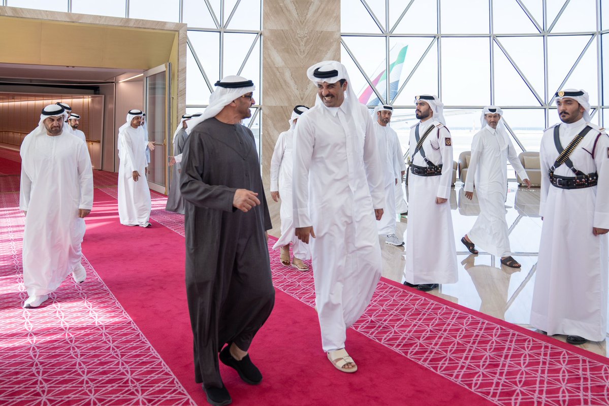 TamimBinHamad's tweet image. بحثت مع أخي سمو الشيخ محمد بن زايد آل نهيان في الدوحة سبل تعزيز أوجه التعاون المتميز للبلدين في ضوء ما يجمع شعبينا الشقيقين من أواصر الأخوة المتبادلة. تطرقنا للتصعيد الأخير الذي شهدته المنطقة وتداعياته الجسيمة عليها، ونكثف جهودنا المشتركة لضمان أمن واستقرار المنطقة وسلامة شعوبها.