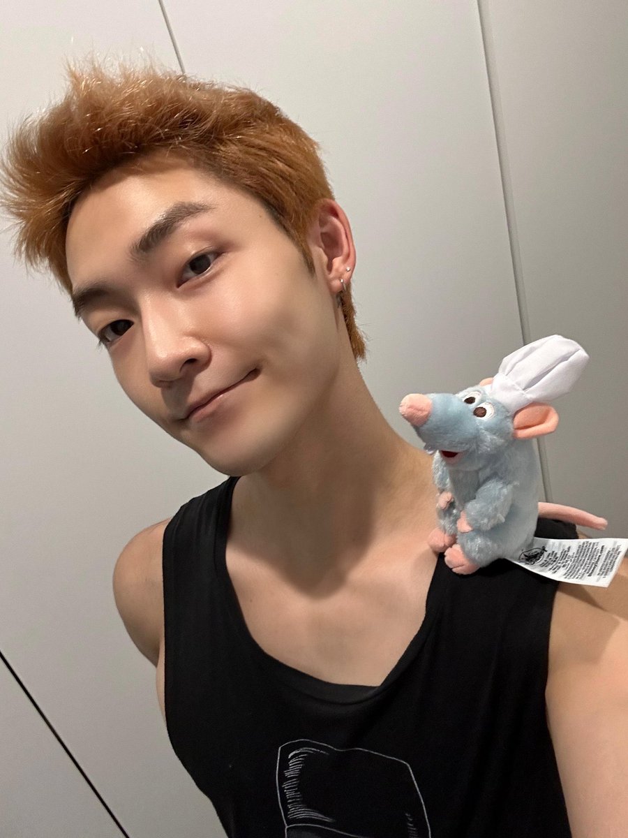 no way he got a shoulder pal 😭😭😭