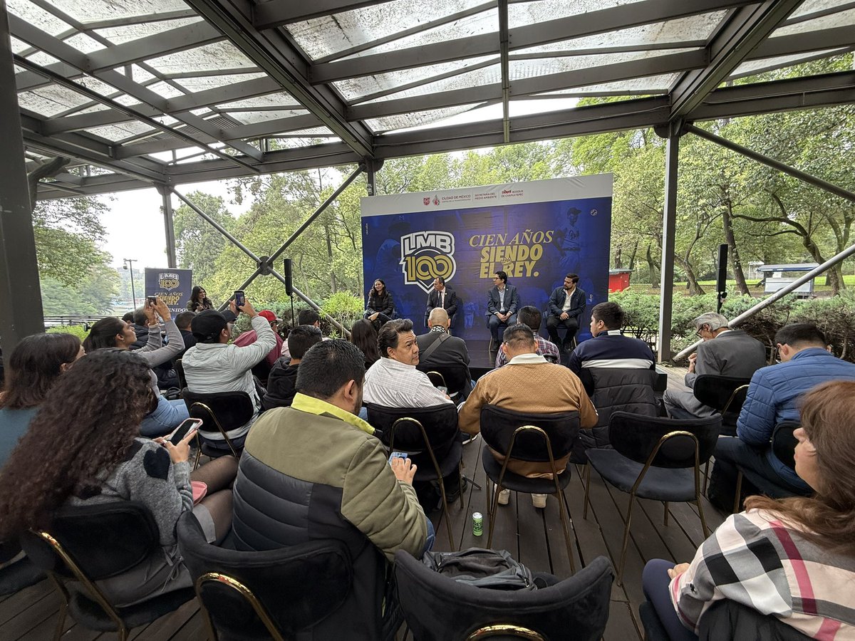 LMB inauguró su exposición fotográfica en Paseo de la Reforma