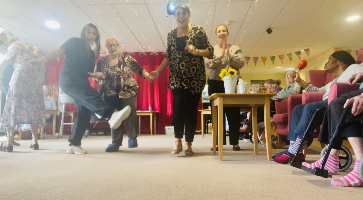 Bristolcarehome's tweet image. 🎶 Singing for the Brain – A Joyful Session at Quarry House! 💛

Quarry House carried yesterday’s positive energy straight into today with a lively and joyful Singing for the Brain session!🕺💃

#QuarryHouse #SingingForTheBrain #MusicAndMemory #ResidentChoice