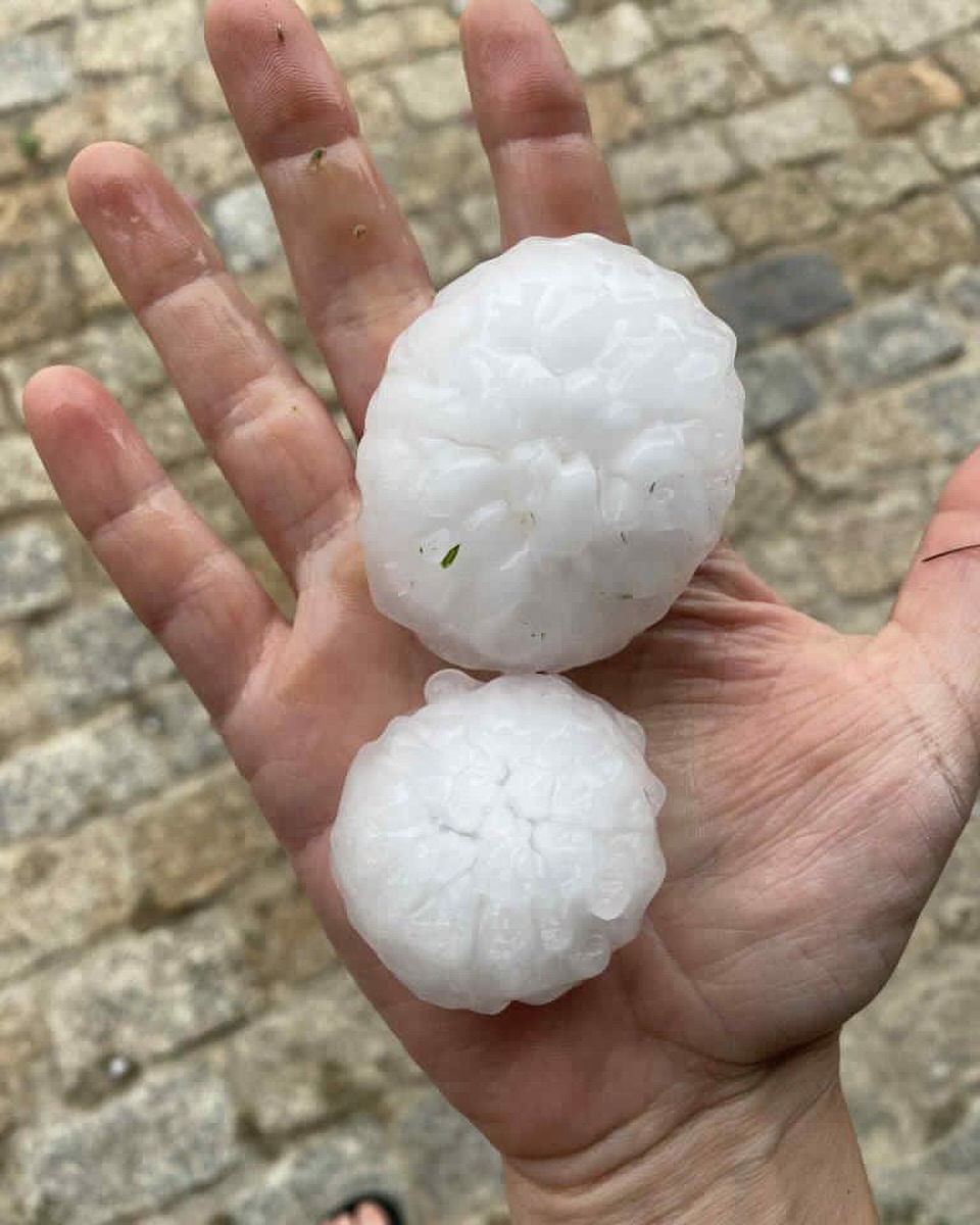 Grêlons jusqu'à 10 cm de diamètre sous supercellule précédemment à Gayan (65).
Source : Météo Pyrénées