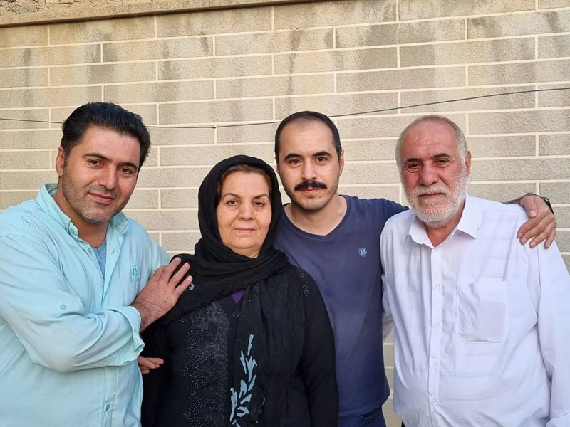 پدر و مادر #حسین_رونقی و #حسن_رونقی در اثر فشار روحی دستگیری فرزندانشون مریضند. معلوم نیست حسین را چه نهادی ربوده است!
به کسانی که ناآگاهند، اگر ذره ای شرف در وجودتون باقی مونده با تخریب، هزینه این جنایت رو برای جمهوری اسلامی کم نکنید!
این خانواده به حمایت ما احتیاج دارند.