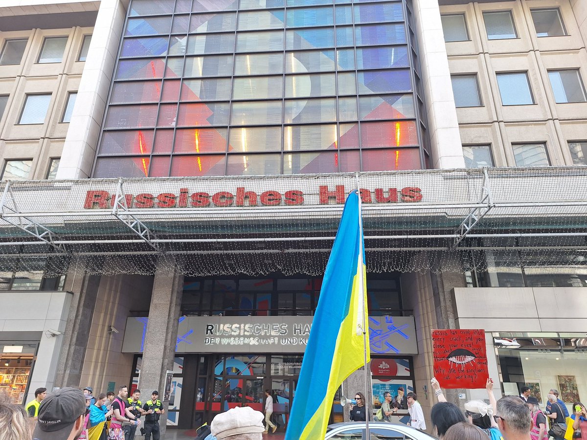 jcbehrends's tweet photo. Demonstration in Berlin.
Weg mit dem Russischen Haus!
Wann handelt endlich das @AuswaertigesAmt? https://t.co/jmP3dWeeyc