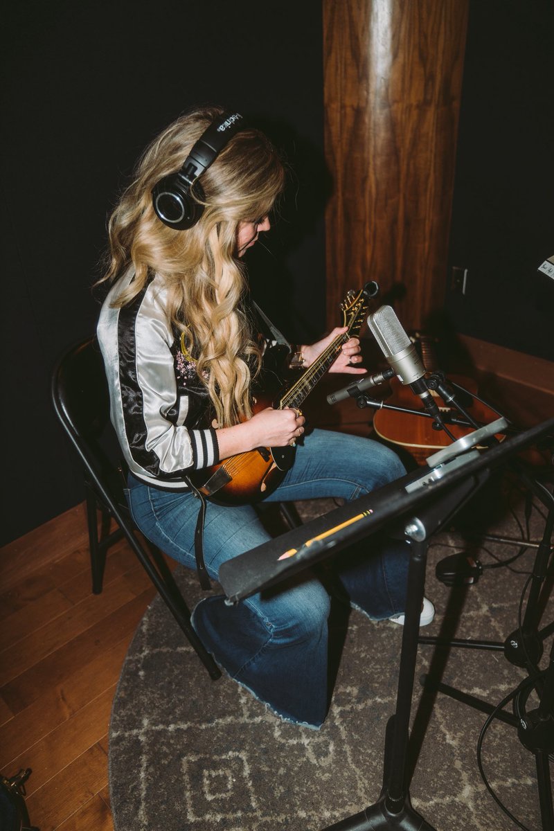 runawayjune's tweet image. Don’t be fooled… more time was spent tuning than playing 😂 #mandolin #iykyk