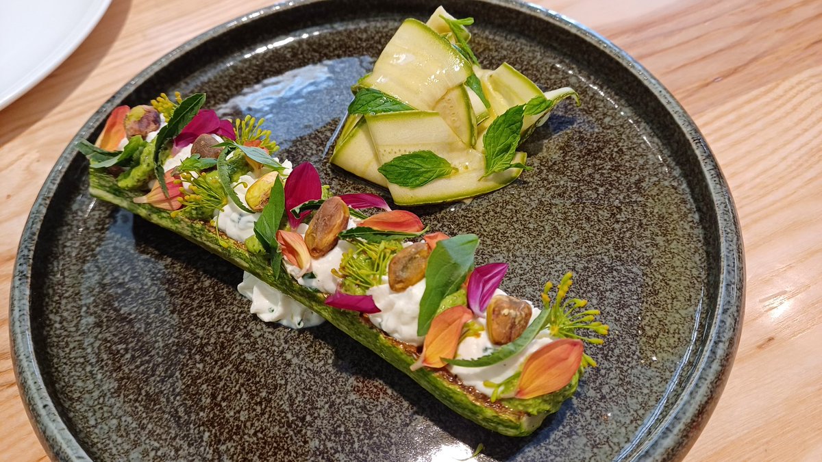 mariocanora's tweet photo. Platos que alegran la vista y las papilas.
#Tresde, sigue huyendo de lo habitual en zona de turismo masificado. Aleluya!
#CavaAlta
#Madriz https://t.co/GgzuNGoMUg