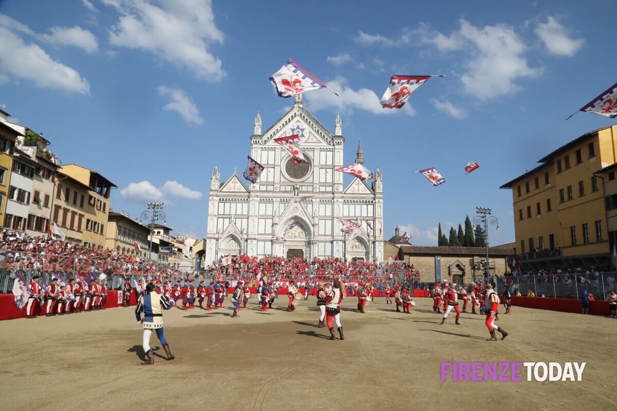 Ayer fue un día grande en Florencia. Se celebraba la festividad de su patrón, San Juan Bautista (San Giovanni). Una de sus plazas más importantes, Santa Croce, cambia de aspecto durante unos días. El 24 por la tarde se celebra la final del Calcio Storico. 
(sigue)