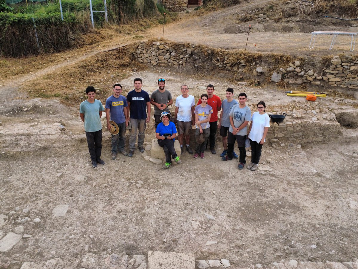 Aquest és el grup d'arqueòlegs que ha estat (i segueix) excavant aquests darrers dies a l'Hort del Cavaller. Aviat us donarem més pistes sobre el que estan trobant :)