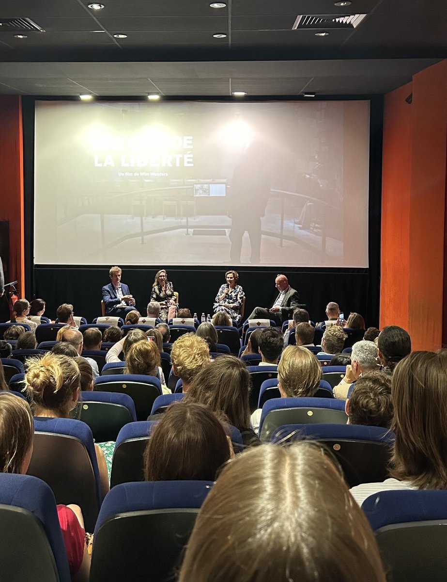AmbDEenFR's tweet image. Prendre en main «Les clés de la liberté»: riche débat sur ce que signifie pour la 🇫🇷, l’🇩🇪 et l’🇪🇺 ce message du court métrage de Wim Wenders. La réponse passe par 🇫🇷🤝🇩🇪. Merci à @sylviekaufmann, @garancepineau, @WeckR,@AureauTristan pour leurs analyses fines et pertinentes.