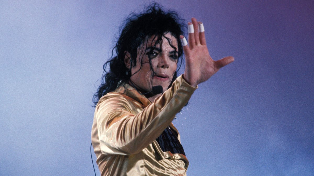 Il 25 giugno 2009,Michael Jackson veniva trovato senza vita nella sua villa di Los Angeles,all’età di 50 anni. La morte del Re del Pop causata da un arresto cardiaco per un’overdose di propofol e benzodiazepine.Un’icona,un mito,un genio unico e canzoni che ameremo per sempre.