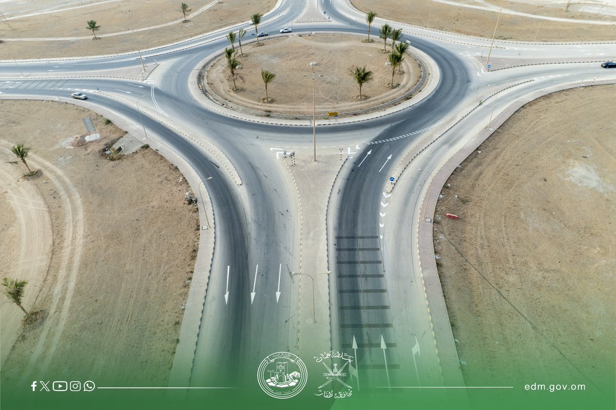 في إطار سعيها إلى تعزيز البنية الأساسية وتحقيق أعلى معايير السلامة المرورية، تواصل بلدية ظفار جهودها في صيانة وتأهيل الشوارع العامة، بما يشمل إصلاح الأضرار في الطرق، وإعادة صبغ الخطوط الأرضية المرورية.

وتعكس هذه الجهود التزام البلدية بتوفير بيئة مرورية آمنة ومريحة لكافة مستخدمي