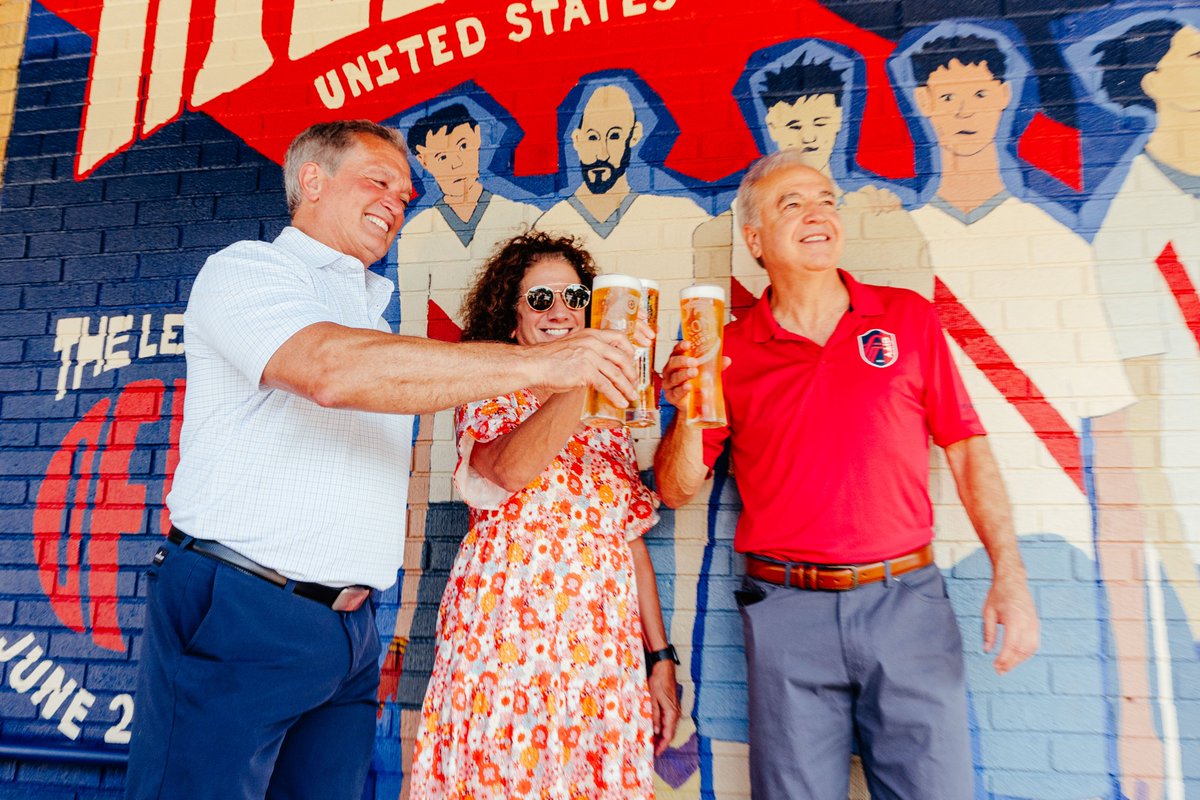 📍 The Hill | St. Louis, Mo

The Legend of 50 will live on forever. Thanks to Anthonino’s and the children of Frank Borghi, Harry Keough and Gino Pariani for making the dedication of this mural so special. #AllForCITY