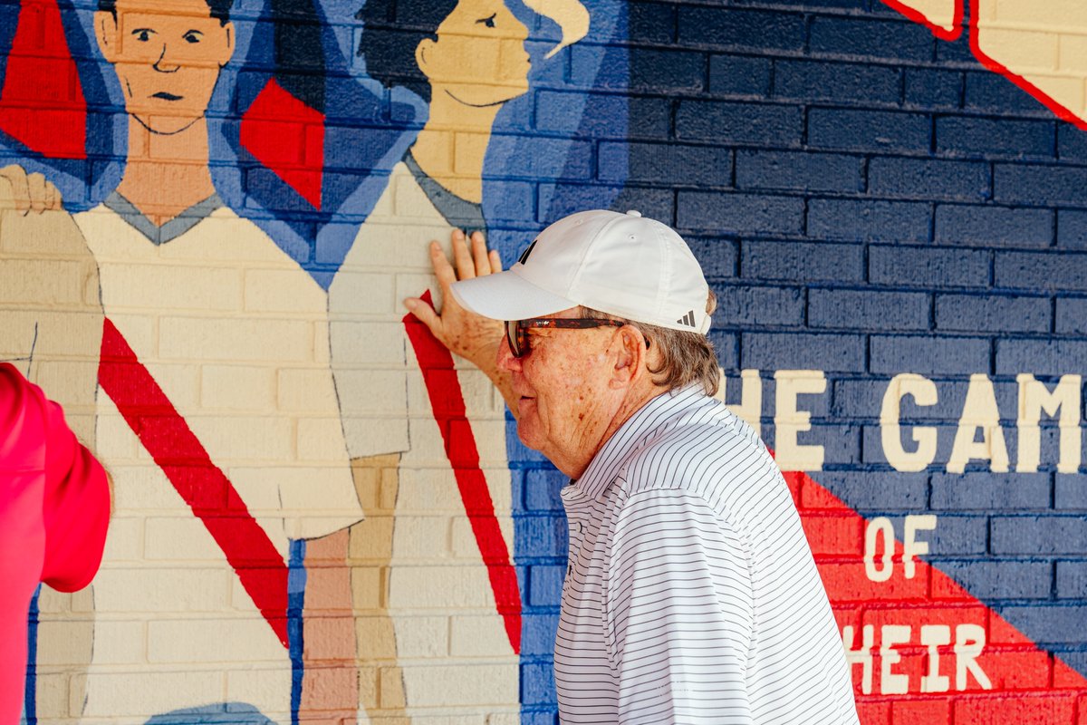 stlCITYsc's tweet photo. 📍 The Hill | St. Louis, Mo

The Legend of 50 will live on forever. Thanks to Anthonino’s and the children of Frank Borghi, Harry Keough and Gino Pariani for making the dedication of this mural so special. #AllForCITY https://t.co/LolghoLd70