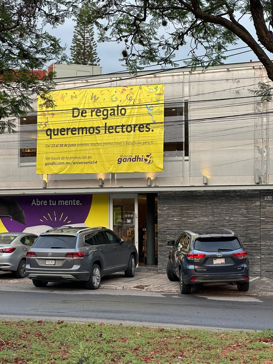 ¿Qué regalo prefieren? ¿Foto 1 o Foto 2?
<a href="/LibreriasGandhi/">Librerías Gandhi</a> en #Querétaro seguimos esperando a que dejen de estacionarse sobre la banqueta. 

Seguimos esperando a que el <a href="/qromunicipio/">Municipio de Querétaro</a> haga valer la ley.