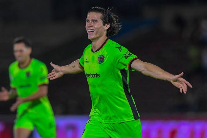 Diego Campillo 🐎➡️🐐

• Me dicen desde Juárez que ya no está contemplado con el plantel

• No viajó a Nuevo México a la pretemporada 

• No ha entrenado con el primer equipo

• El jugador espera indicaciones para viajar y poder reportar con Guadalajara