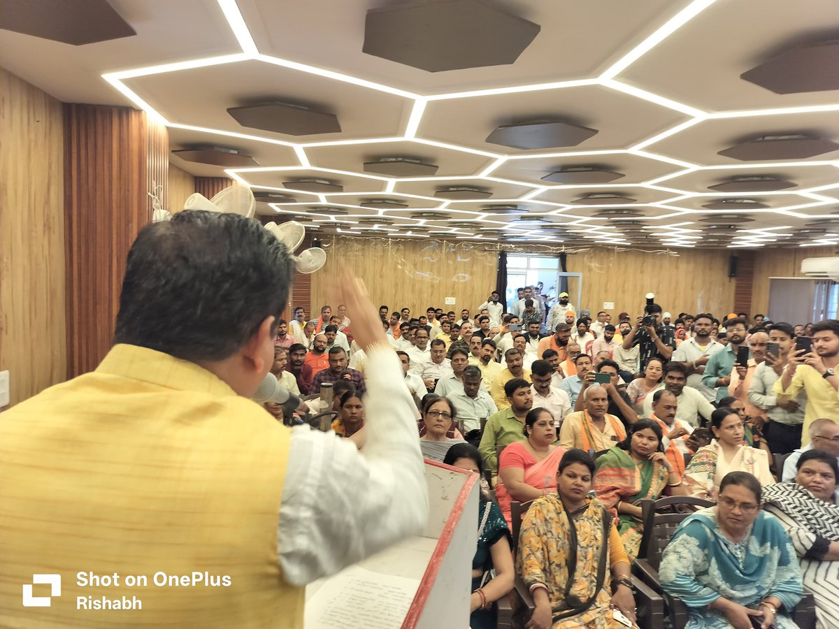 AshuMisra2's tweet photo. इंदिरा गांधी के तानाशाही रवैया के कारण  लोकतंत्र की हत्या की गई थी"आपातकाल काला अध्याय" के 50वां वर्ष पूरे होने पर आयोजित गोष्ठी  आपातकाल पर आयोजित हुई  
 इस अवसर पर लोकतंत्र की रक्षा के लिए लड़ने वाले लोकतंत्र रक्षकों को नमन किया।
#SamvidhanHatyaDiwas#आपातकाल https://t.co/g1F69PQgWY